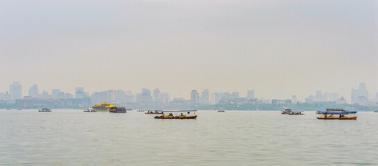 Obraz premium To Nature of the West Lake (jezioro Xi hu) to słodkowodne jezioro w Hangzhou. Miejsce światowego dziedzictwa UNESCO (krajobraz kulturowy Zachodniego Jeziora w Hangzhou)