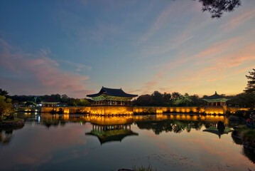 Obraz premium Nightscape at Donggung Palace and Wolji Pond in gyeongju national park, South Korea.