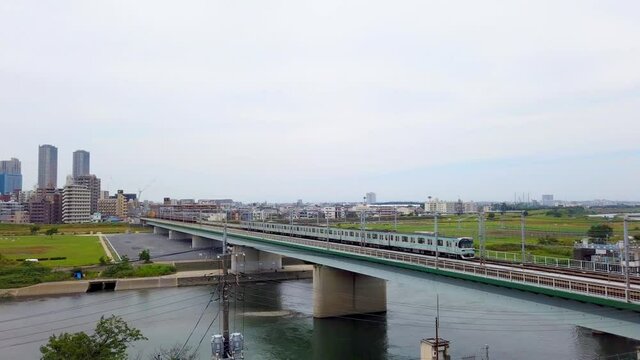 多摩川河岸から対岸のビル群を見る