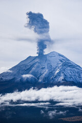Popocatépetl cubierto de nueve expulsando fumarola