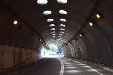 海岸道路のシェルター ／ 山形県鶴岡市の海岸に建造されている「油戸シェルター」です。すぐ横が海なので、風や波除けの役目を果たします。また冬期間は、雪から防護するために設置されたシェルターです。