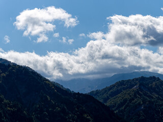 初秋の山と空の風景
