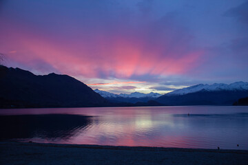 Fototapeta premium Sunset in Wanaka Lake in New Zealand South Island. ‎June ‎12, ‎2018