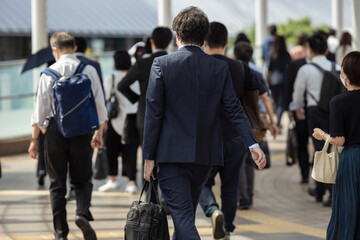 Obraz premium 緊急事態宣言解除後も三密の通勤風景