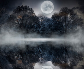 Темный холодный пейзаж с рекой. Зимний фон, отражение на воде лунного света. Драматическая сцена, дым, смог, туман, снег.