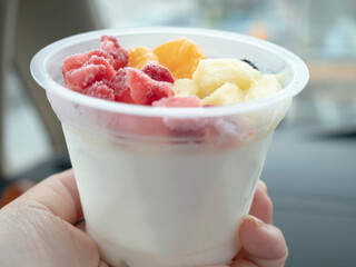 ドライブ中に食べる練乳入りフルーツかき氷