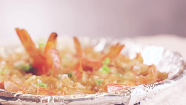 Steamed shrimp with garlic and green onions
