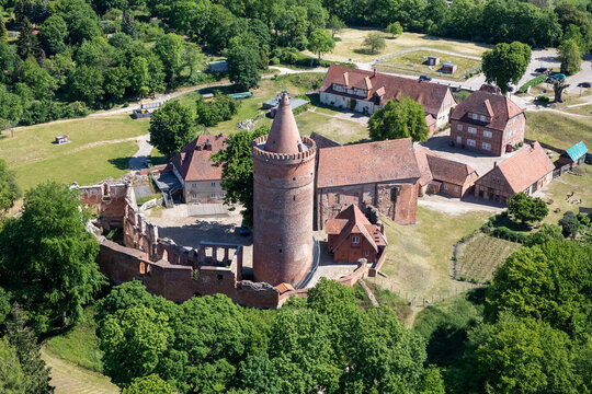 Die Burg Stargard mit Nebengeb&auml;uden aus der Luft fotografiert