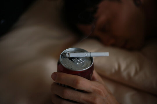 寝たばこ　イメージ