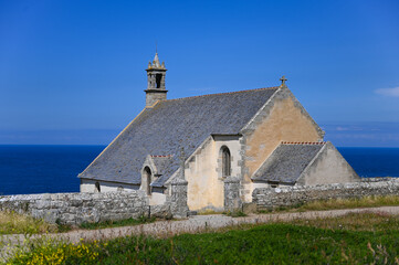 Fototapeta na wymiar chapelle à la pointe du Van en Bretagne