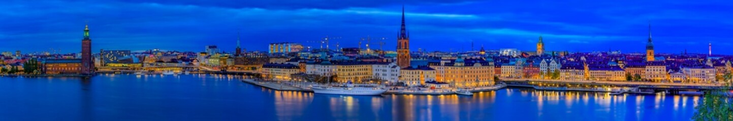 Obraz premium Panoramic sunset view onto Stockholm old town Gamla Stan and Riddarholmen church in Sweden
