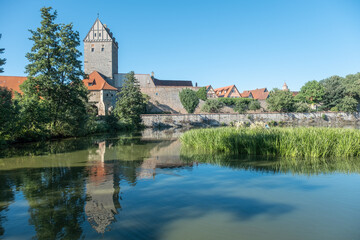 Fototapeta na wymiar Stadtmauer Dinkelsbühl mit Rothenburger Tor und Rothenburger Weiher