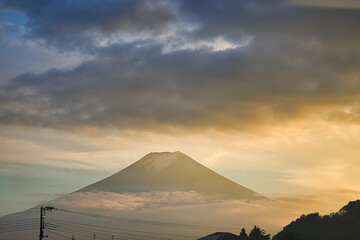 Fototapeta na wymiar 夕暮れの光で姿を変えた夕暮れの富士山