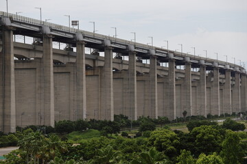 並んだ橋脚の風景