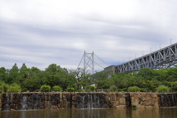 吊り橋が見える公園