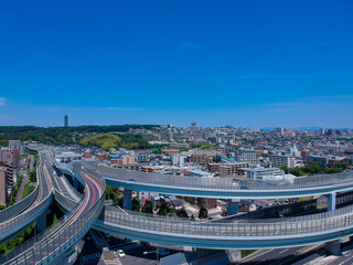 航空撮影した名古屋市の街並みと高速道路の立体橋の風景