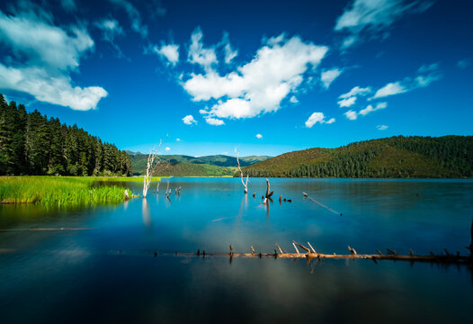 lake and mountains in Yunnan pudacuo natinal park