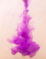 水槽で筆を使って鮮やかな色水の撮影瞬間