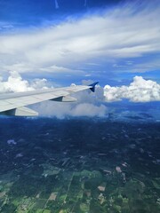 Obraz premium Wing of an airplane. Photo applied to tourism operators. picture for add text message or frame website. Traveling concept