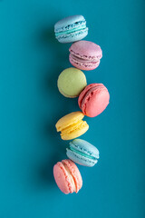 Macarons colorati su sfondo neutro