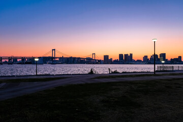 Obraz premium 東京 夕暮れの豊洲ぐるりパークとレインボーブリッジ