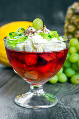 galaretka owocowa z bitąśmietaną i owocami