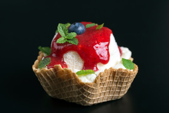 lody kokosowe z polewą truskawkową, jedzenie, deser, ciastka, owoc, strawbery, słodki, krem, biała, swiezy, czerwień, przepyszny, jagoda, smaczny, zieleń, strawbery, lody, polewa, mus, truskawkowy, mi