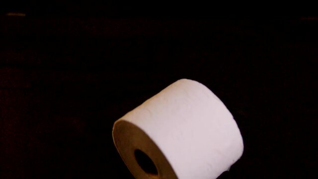 Toilettenpapier Rollen vor schwarzem Hintergrund