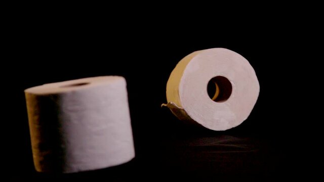 Toilettenpapier Rollen vor schwarzem Hintergrund
