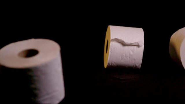 Toilettenpapier Rollen vor schwarzem Hintergrund