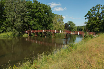 Drewniany most nad wodą.