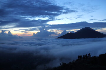 Lever du soleil sur le mont Batur à Bali, Indonésie  © Atlantis