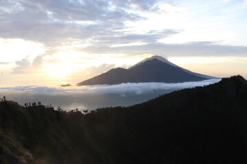 Fototapeta premium Lever de soleil au mont Batur à Bali, Indonésie