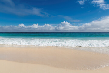 Fototapeta na wymiar Tropical sea in white sand beach with blue sky