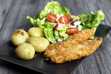 kotlet drobiowy w panierce panko, jedzenie, salada, posiłek, kurak, obiad, pomidor, lunch, smażone, dania, kartofel, sałata, gotowanie, knajpa, swiezy, zieleń, kotlet, panko