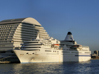 神戸港に停泊している白い船