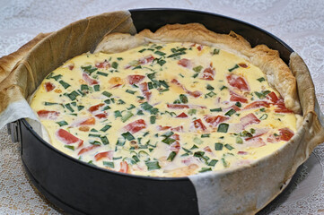 Prepare tasty piece of tarta pastry with salmon, chive and basilia.