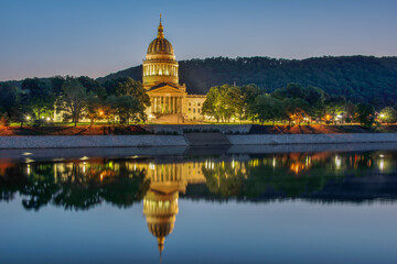 Obraz premium Charleston, capitol of West Virginia, reflected in the Kanawha River at sunrise.
