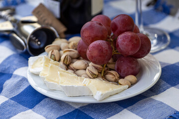 Relaksowy połudzień. Czerwone wino z winogron, sera i pistacji. 