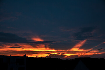 Abendsonne scheint durch die Wolken