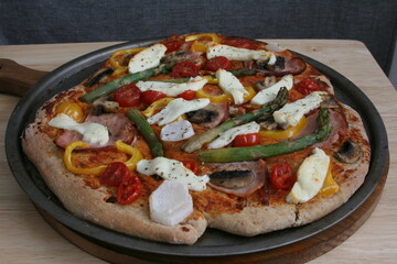 Ham & vegetable pizza