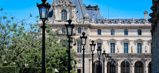 Paris, France : lampadaires près du palais du Louvre.
