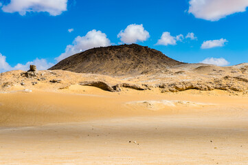 Fototapeta na wymiar It's Desert around the Crystal mountain near the Bahariya and Farafra Oasis in Egypt