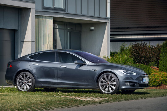 Tesla Model S 2019 90D Near Townhouse