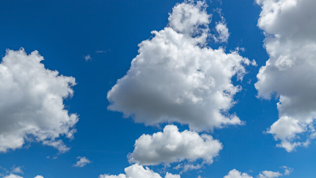 Wei&szlig;e Wolken an einem blauen Himmel