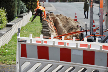 Netzausbau, auf der Baustelle wird Glasfaserkabel verlegt, für schnelleres Internet.