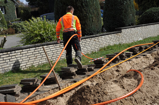 Netzausbau, auf der Baustelle wird Glasfaserkabel verlegt, f&uuml;r schnelleres Internet.