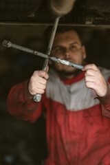 mechanic fixes the car