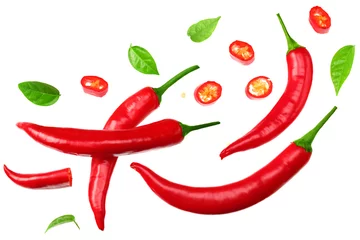 Fotobehang Hete pepers gesneden rode hete chili pepers geïsoleerd op een witte achtergrond bovenaanzicht