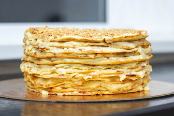 layer cake with cream, sprinkled with crumbs, between the layers you can see the cream